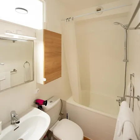 Apartman Number 6 *